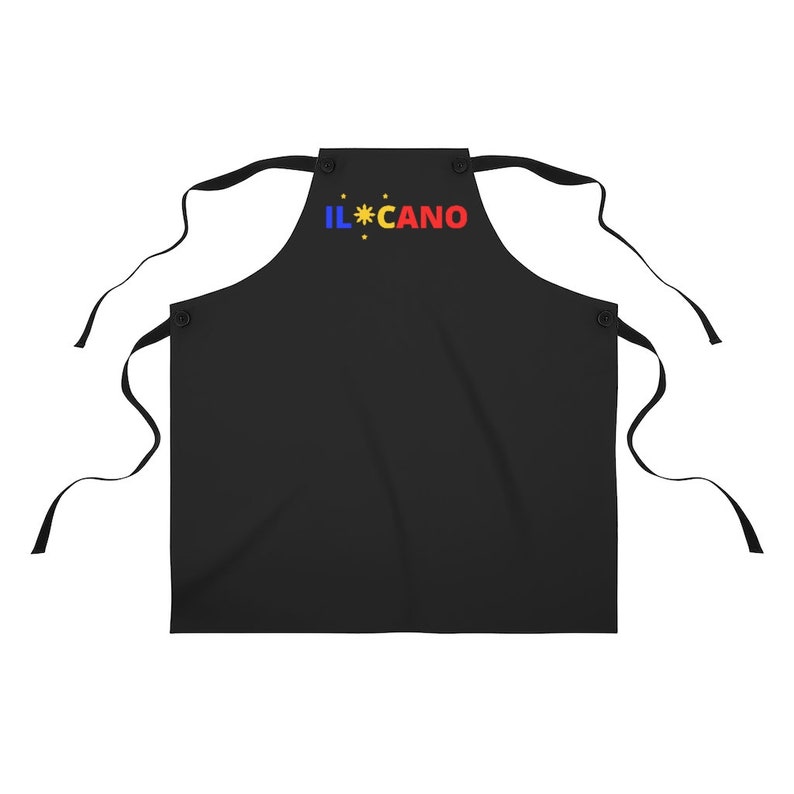 Pu&ograve; includere: Grembiule nero con spalline regolabili e un design ricamato in rosso, giallo e blu che dice "IL*CANO" con una stella al centro.