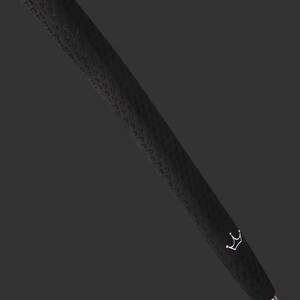 Peut inclure: Poignée de club de golf noire avec une surface texturée et un logo de couronne argentée.