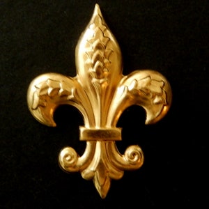 Stampaggio in ottone grezzo vintage / Fleur de Lis / Ornato / Design superiore in rilievo / Parte posteriore aperta / 1,25" x 1,5"