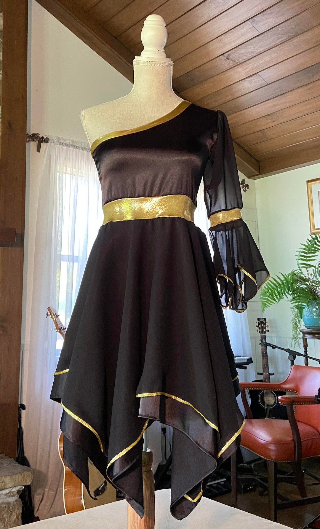 Traje de danza negro y dorado efod de danza de fuego dorado y rojo superposicion de danza de alabanza danza liturgica. Superposicion de dos capas