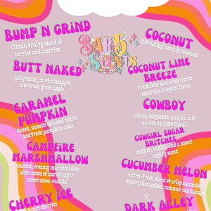 Op de afbeelding: Een roze en witte grafische afbeelding met de tekst "Scents" in een blauw en wit lettertype. De afbeelding bevat een lijst met verschillende geuren met beschrijvingen, waaronder "Bump N Grind", "Butt Naked", "Caramel Pumpkin", "Campfire Marshmallow", "Cherry Ice", "Cheers", "Coconut", "Coconut Lime Breeze", "Cowboy", "Cowgirl Sugar Britches", "Cucumber Melon", "Dark Alley", "Driftwood & Sea Salt".