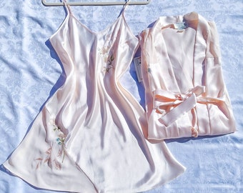 Peach Silky Satin Peignoir Set / Vintage Dentelle Nightgown and Robe Set / Bridal Lounge Gown and Robe / New Mom Selfcare Gift / Anniversary