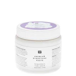 Könnte beinhalten: Ein weißes Glas Rico Design Premium Strukturpaste mit einem lila Deckel. Das Glas ist mit "Premium Structure Paste" und "Fein Körnig Fine Grain Grains Fine" beschriftet.