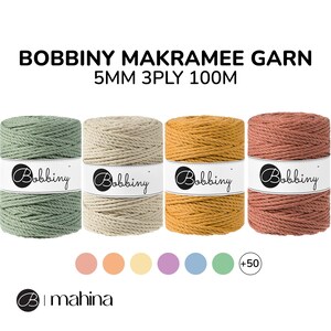 Peut inclure: Quatre bobines de cordon de macramé de 5 mm 3 fils de 100 m en vert, beige, jaune et terre cuite. Les bobines sont étiquetées "Bobbiny".