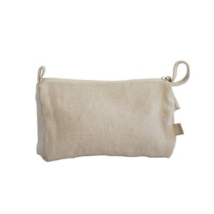 Può includere: Una pochette con cerniera in tela beige con un piccolo cartellino in pelle marrone che dice "Linen".