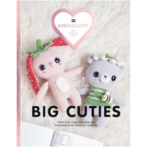 Peut inclure: Une couverture de livre représentant un lapin en crochet rose avec une fraise sur la tête et un ours en crochet violet portant une robe rayée verte et blanche. Le titre du livre est "Big Cutiest" et le texte en dessous indique "Verspielte Häkelfiguren aus extraweichen Chenille-Garnen".