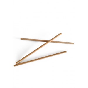 Könnte beinhalten: Drei Holzstäbe, etwa 30 cm lang, liegen in einem Kreuzmuster auf einem weißen Hintergrund.