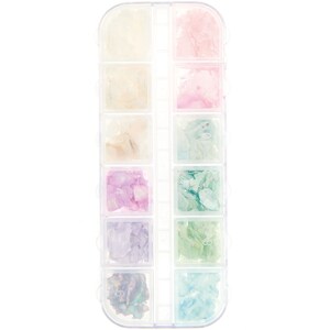 Op de afbeelding: Een doorzichtige plastic container met 12 vakken gevuld met iriserende, pastelkleurige, gebroken schelpen.