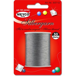 Può includere: Una bobina di filo d'argento su sfondo rosso. L'etichetta recita "Silbergarn Fil à coudre argent / Silver thread" e "50 Meter". È visibile anche il marchio "MEYCO Hobby". La confezione include il testo "seit 150 Jahren".