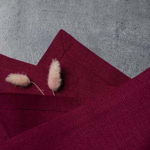 Plum organic linen napkins in a rich deep shade, perfect for elegant table styling, romantic dinners, autumn entertaining and luxury home decor. Soft washed reusable linen fabric with natural texture and refined mitered corners, designed for weddings, farmhouse dining, cottagecore interiors and modern minimalist tablescapes. Handmade eco friendly dinner napkins in a timeless plum color that adds warmth, depth and sophistication to everyday dining, holiday gatherings, sustainable table settings