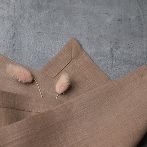 Oat organic linen napkins in a soft warm neutral shade, perfect for timeless table styling, minimalist interiors and elegant sustainable home decor. Soft washed reusable linen fabric with natural texture and refined mitered corners, designed for weddings, farmhouse dining, rustic tablescapes and everyday hosting. Handmade eco friendly dinner napkins in a calming oat beige tone that pairs beautifully with natural ceramics, wooden decor and modern neutral table settings for cozy dining experiences