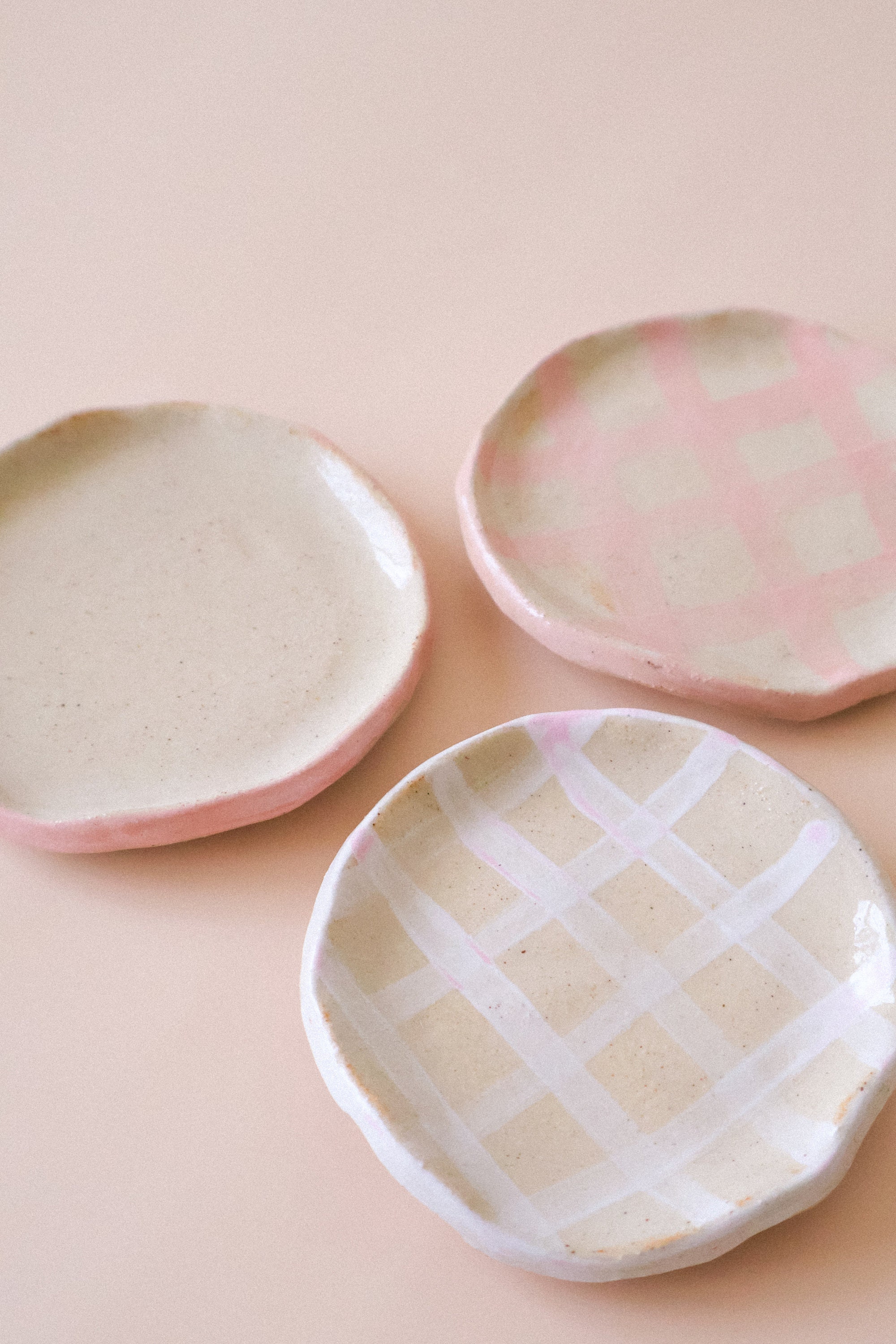 手作りの陶器製小物入れ：モダンなデイジートレイ、4インチ陶器 - Etsy 