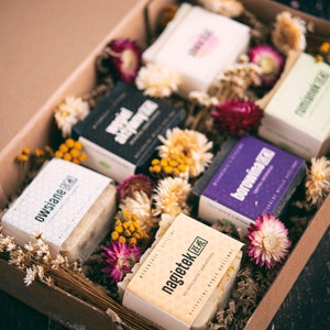 Naturseifen Geschenkset. Ein Set von Seifen in einer dekorativen Geschenkbox. Geschenk für Freundin. Set mit veganer Kosmetik. Ein Set aus Bio-Seifen.