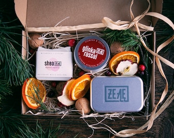 Christmas Gift Box No 4. A beautiful, decorated gift set of natural vegan soaps with a shampoo bar and a soap dish. A gift for a traveler.