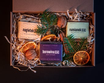 Handgemachte Naturseifen – Umweltfreundliches Geschenkset für die Feiertage, vegane Seifen in schöner Verpackung mit Dekorationen.