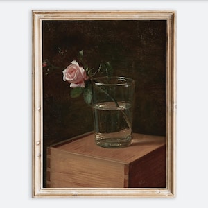Impresión artística de pared de naturaleza muerta con flor rosa vintage europea en jarrón transparente, pintura al óleo rústica oscura, póster de granja antigua con un clima melancólico VP281