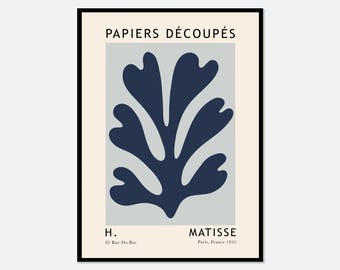 Op de afbeelding: Een ingelijste kunstdruk met een donkerblauwe organische bladvorm gecentreerd op een lichtgrijze rechthoekige achtergrond. De crèmekleurige rand bevat de tekst PAPIERS DÉCOUPÉS bovenaan en H. MATISSE 82 Rue Du Bac Paris, France 1955 onderaan.