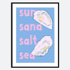 Op de afbeelding: Een ingelijste kunstdruk met twee oesterillustraties op een blauwe achtergrond. De woorden "sun, sand, salt, sea" staan in roze. Het kunstwerk heeft een minimalistische, strandachtige uitstraling.
