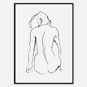 Puede incluir: Una impresión de arte lineal en blanco y negro que presenta un boceto minimalista de una figura sentada vista desde atrás. El dibujo utiliza trazos de tinta negra fluidos y continuos sobre un fondo blanco, dentro de un marco rectangular negro.