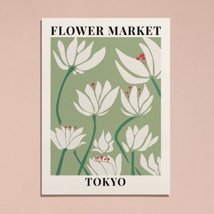 Puede incluir: Un p&oacute;ster verde y blanco con el texto "FLOWER MARKET TOKYO" y una ilustraci&oacute;n estilizada de flores blancas con centros rojos.