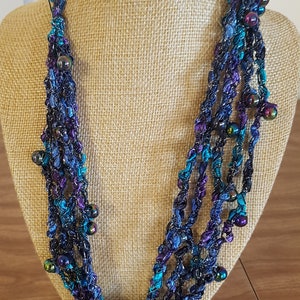 Collier au crochet en fil de ruban échelle mauve et bleu métallisé avec perles réglables