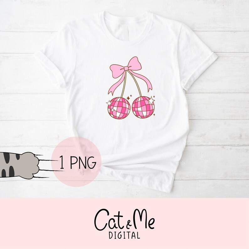 Pode incluir: Uma camiseta branca com um la&ccedil;o rosa e duas cerejas de bola de discoteca rosa. O texto "1 PNG" &eacute; vis&iacute;vel na imagem.
