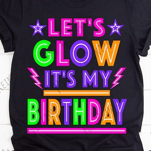 Puede incluir: Camiseta negra con texto en rosa neón, verde, naranja y morado que dice "Let's Glow It's My Birthday".