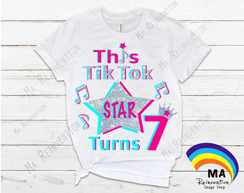 Pu&ograve; includere: Maglietta bianca con un design rosa e blu che dice "This Tik Tok Star Turns 7". Il design include una stella argentata glitterata, note musicali e una corona rosa.