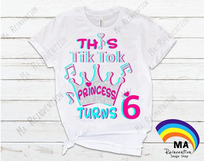 K&ouml;nnte beinhalten: Wei&szlig;es T-Shirt mit einem pinkfarbenen und blauen Design, auf dem "This Tik Tok Princess Turns 6" steht. Das Design zeigt eine silberne Glitzerkrone mit einem pinkfarbenen Herzen.