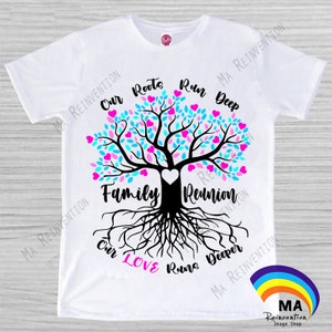 Op de afbeelding: Wit T-shirt met een zwart familiebomenontwerp. De boom heeft roze en blauwe harten en de woorden "Our Roots Run Deep" en "Our Love Runs Deeper" eromheen. De woorden "Family Reunion" staan onderaan de boom.