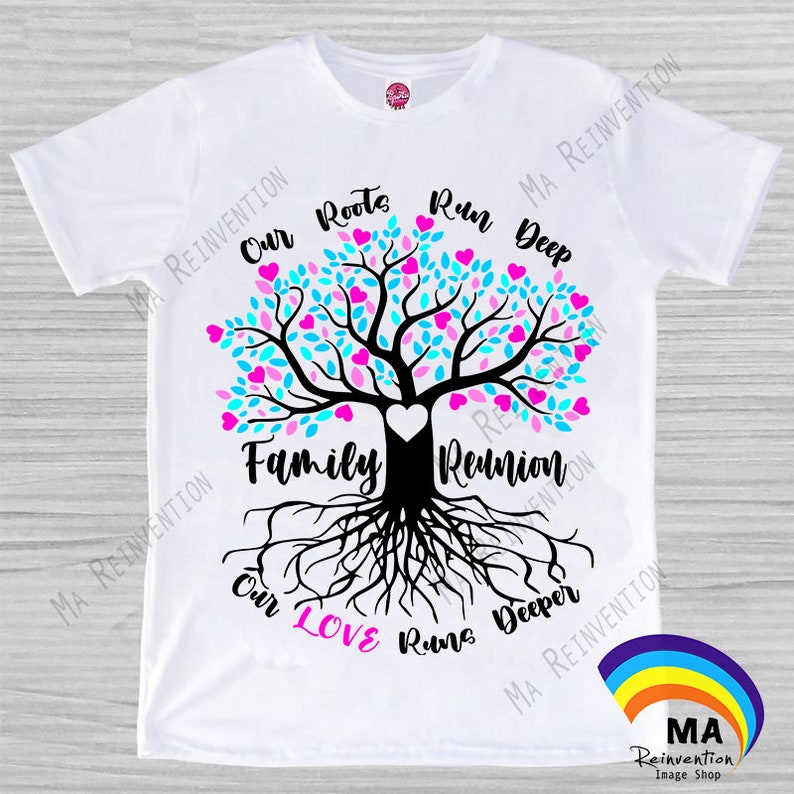 Op de afbeelding: Wit T-shirt met een zwart familiebomenontwerp. De boom heeft roze en blauwe harten en de woorden "Our Roots Run Deep" en "Our Love Runs Deeper" eromheen. De woorden "Family Reunion" staan onderaan de boom.