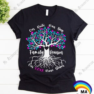 Op de afbeelding: Zwart T-shirt met een wit boomontwerp. De boom heeft roze en blauwe harten op de takken en de woorden "Our Roots Run Deep" en "Our Love Runs Deeper" rond de boom. De woorden "Family Reunion" staan ​​aan de basis van de boom.