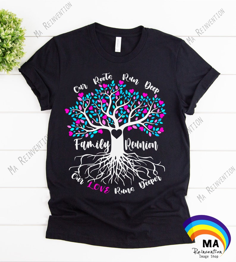 Op de afbeelding: Zwart T-shirt met een wit boomontwerp. De boom heeft roze en blauwe harten op de takken en de woorden "Our Roots Run Deep" en "Our Love Runs Deeper" rond de boom. De woorden "Family Reunion" staan ​​aan de basis van de boom.