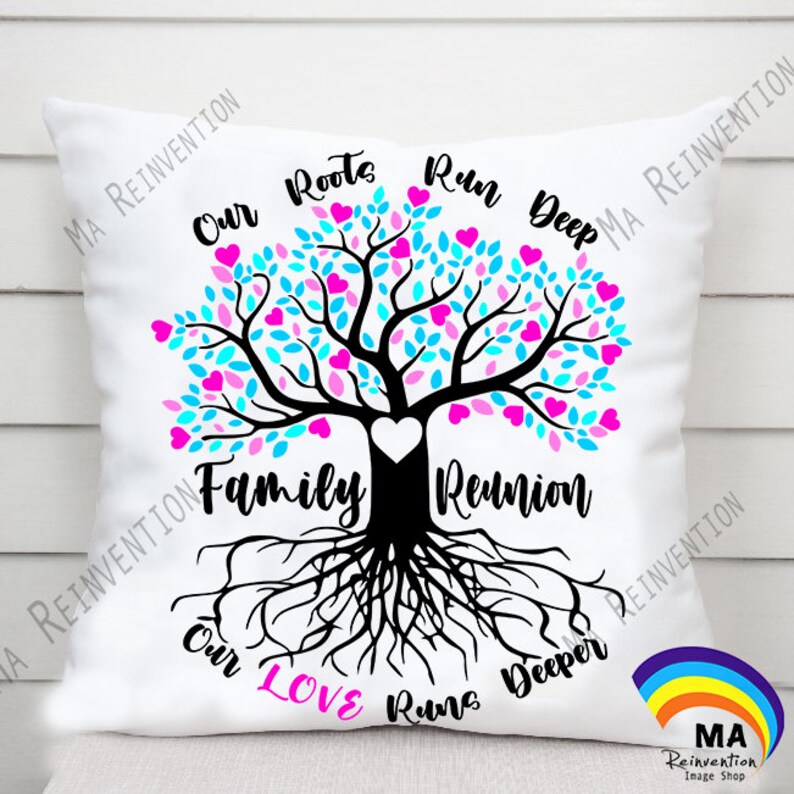 Op de afbeelding: Een wit kussen met een zwart familiebomenontwerp. De boom heeft roze en blauwe harten en de tekst "Our Roots Run Deep" en "Family Reunion" en "Our Love Runs Deeper".