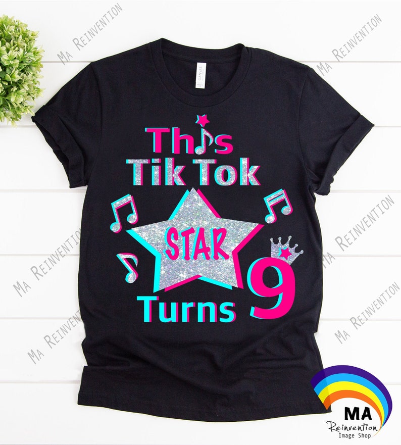 Pu&ograve; includere: Maglietta nera con un design rosa e blu che dice "This Tik Tok Star Turns 9". Il design include una stella argentata glitterata, note musicali e una corona.