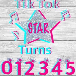 Pu&ograve; includere: Un cartello di compleanno rosa e blu con il testo "This Tik Tok Star Turns" e i numeri da 0 a 9 con corone di glitter argentate.