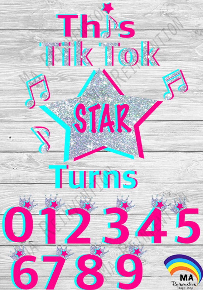 Pu&ograve; includere: Un cartello di compleanno rosa e blu con il testo "This Tik Tok Star Turns" e i numeri da 0 a 9 con corone di glitter argentate.