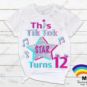 Pu&ograve; includere: Maglietta bianca con un design rosa e blu che dice "This Tik Tok Star Turns 12". Il design presenta una stella argentata con glitter, note musicali e una corona.
