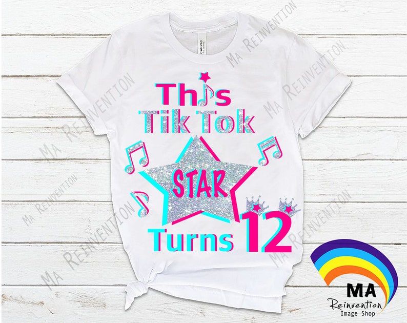Pu&ograve; includere: Maglietta bianca con un design rosa e blu che dice "This Tik Tok Star Turns 12". Il design presenta una stella argentata con glitter, note musicali e una corona.