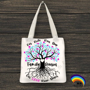 Op de afbeelding: Witte tote bag met een zwart boomontwerp en roze en blauwe harten. De tekst "Our Roots Run Deep Family Reunion Our Love Runs Deeper" is op de tas gedrukt.