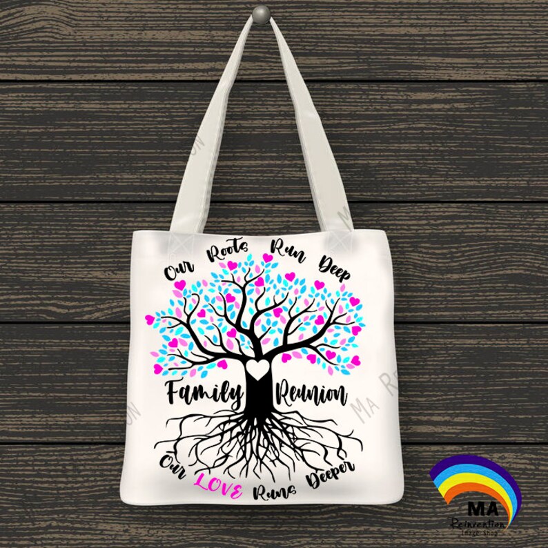 Op de afbeelding: Witte tote bag met een zwart boomontwerp en roze en blauwe harten. De tekst "Our Roots Run Deep Family Reunion Our Love Runs Deeper" is op de tas gedrukt.