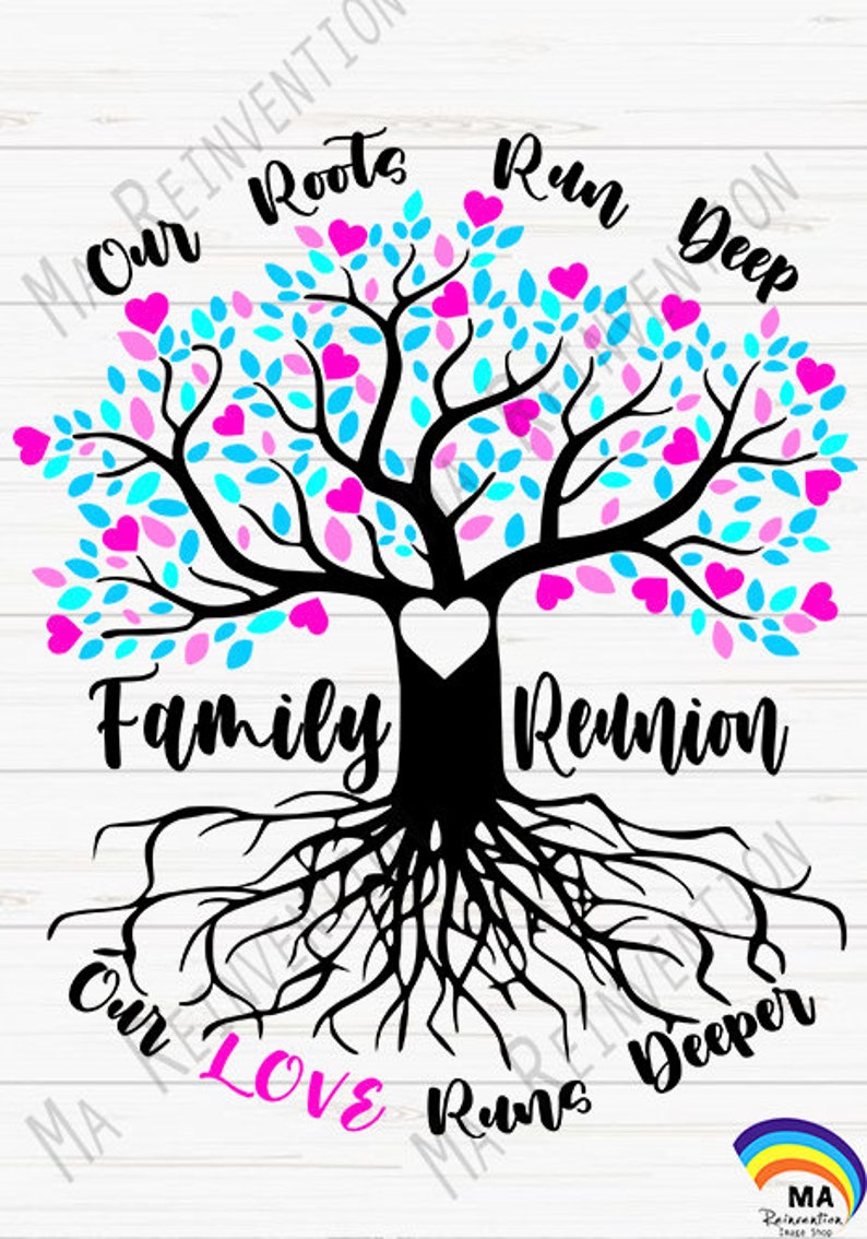 Op de afbeelding: Een zwart-witte illustratie van een familieboom met roze en blauwe harten. De tekst "Our Roots Run Deep" staat bovenaan de boom. De tekst "Family Reunion" staat onderaan de boom. De tekst "Our Love Runs Deeper" staat onderaan de boom.