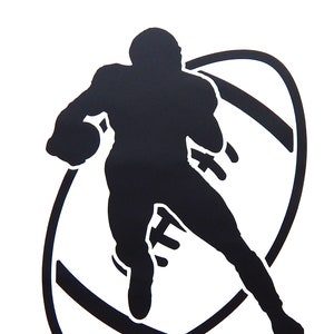 Puede incluir: Silueta negra de un jugador de fútbol americano corriendo con el balón, sobre un fondo blanco. El jugador está situado dentro de un contorno negro de un balón de fútbol.