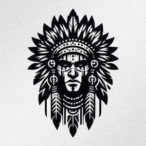 Könnte beinhalten: Schwarz-Weiß-Illustration eines indianischen Häuptlings. Das Bild zeigt ein detailliertes Gesicht mit traditioneller Kriegsbemalung, einem Federkopfschmuck und verzierten Ohrringen. Das Design ist symmetrisch und kühn, mit scharfen Linien und einer minimalistischen Ästhetik.