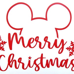 Op de afbeelding: Rode Mickey Mouse oren met de woorden "Merry Christmas" in rode cursieve letters en twee rode sneeuwvlokken aan weerszijden van de tekst.