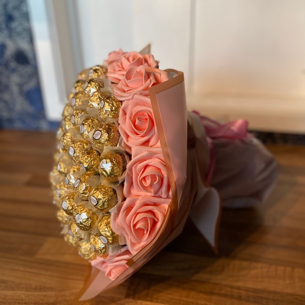 Großes Ferrero Rocher Schokolade & Blumen Hand-gebundenes Bouquet Geschenk.