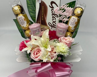 Ramo de chocolate para el Día de la Madre, Galaxia Rosa, Ferrero Rocher, Impresionantes flores de seda y cesta de regalo con velas Yankee.