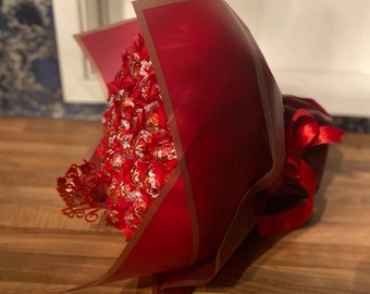 Gran ramo de regalo de San Valentín con chocolates y flores Lindt Lindor atados a mano.