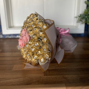 Grande buquê de chocolates e flores Ferrero Rocher amarrado à mão para presente.