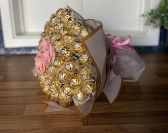 Grande bouquet regalo di cioccolato e fiori Ferrero Rocher legati a mano.